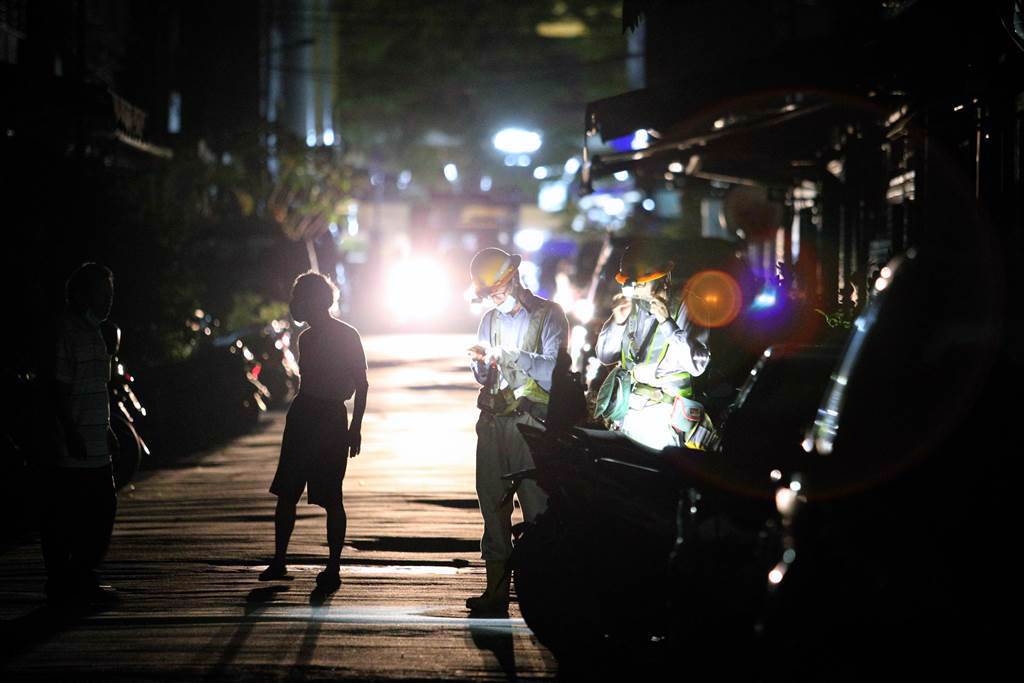 台南市楠西區今（24）晚發生停電意外，民眾透露全家出遊無電可用，只能搭配手機的光線吃晚餐。（示意圖／資料照）