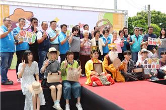 苑裡鎮農會結合藺草產業 歡慶母親節時裝秀登場