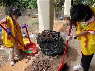 青少年志工為孤老打掃環境 從沒意願到開心付出