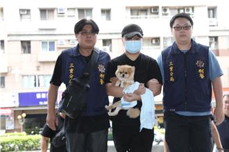 祖孫三口滅門案！涉案女婿押抵三重分局   懷中仍緊抱愛犬