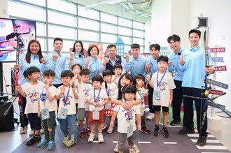 中華奧會小小英雄用運動歡度母親節 獻千朵康乃馨說出愛