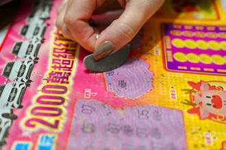 美國名校生破解刮刮樂中獎率 爽拿2億獎金