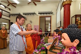 苗縣佛光山與慈濟分別慶祝佛誕節 縣長副縣長浴佛表感恩