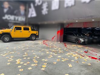 網紅Joeman車行「糾紛不斷」遭潑漆貼傳單　遭撒冥紙一片狼藉