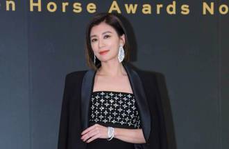 49歲賈靜雯外衣滑落 僅剩「白色冰絲小可愛」美胸全現形辣翻 