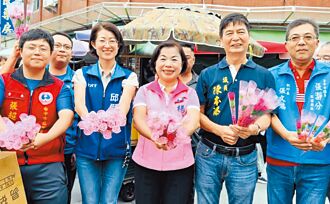 楊瓊瓔、何欣純送康乃馨 與選民搏感情