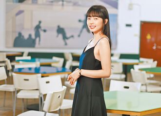 简廷芮沉浸爱女撒娇暴击