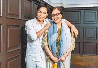 张峰奇过母亲节 放老婆1天假