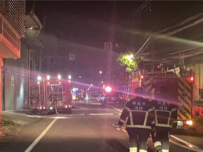 新北市三峡区添福地区今（12）日凌晨传火警，目前仍在灭火中，新北市府提醒三峡、土城、板桥、新庄民眾外出记得戴口罩，紧闭门窗。（新北市消防局提供）