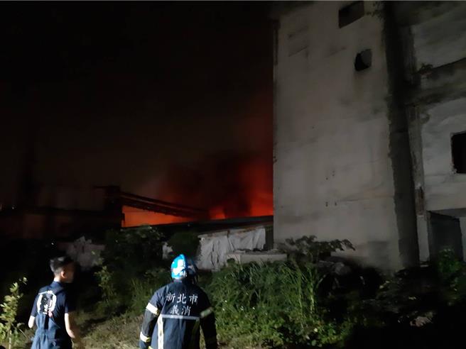 新北市三峡区添福地区今（12）日凌晨传火警，目前仍在灭火中，新北市府提醒三峡、土城、板桥、新庄民眾外出记得戴口罩，紧闭门窗。（新北市消防局提供）