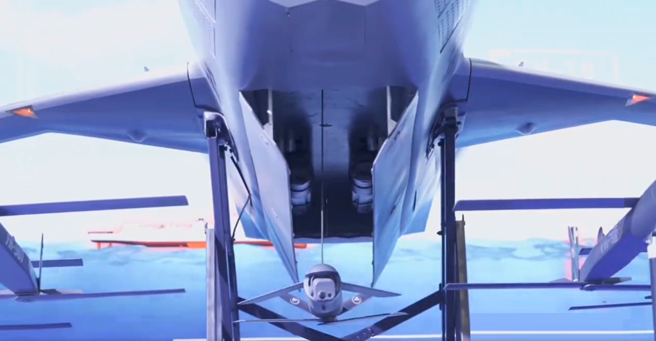 央視播出的影片顯示，正在研製從飛鴻-97無人機的置彈艙，投放飛鴻-901自殺無人機。（翻攝央視）