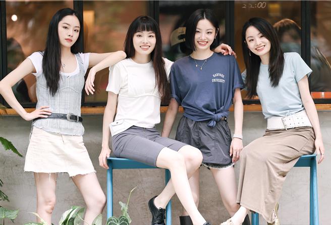 「红飞林乐团」二姊婉清（左起）、小妹婉洁、大姊婉冰、三姊婉玉，日前来台宣传专辑《心神未定》。（陈俊吉摄）