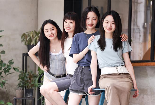 「红飞林乐团」二姊婉清（左起）、小妹婉洁、大姊婉冰、三姊婉玉，日前来台宣传专辑《心神未定》。（陈俊吉摄）