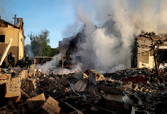 CNN引述乌克兰军方指出，俄军近期对乌克兰北部发动2波越境突袭行动。图为10日俄军飞弹击中乌克兰哈尔科夫州一处民宅。（图／路透社）