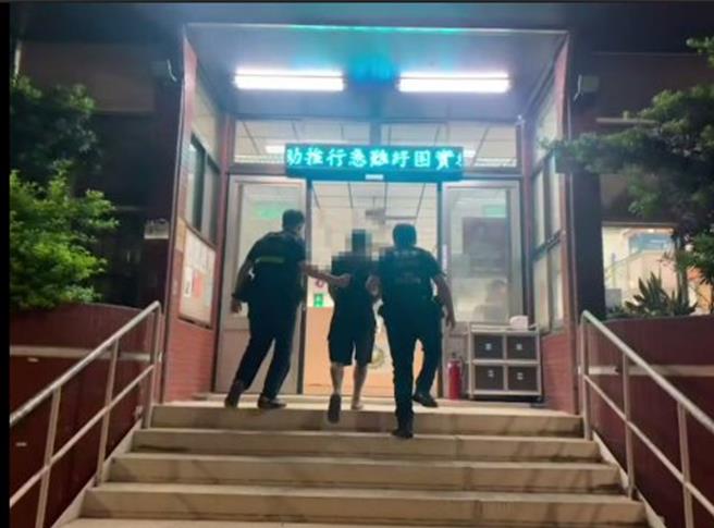顾姓窃盗通缉犯因怀念读书时的宵夜，昨晚想找回当年记忆，还没吃到就因交通违规被抓。（高市凤山分局提供／杨舒婷高雄传真）