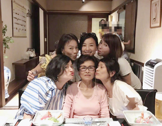 张庭晒出和妈妈的照片。（图／翻摄自张庭微博）