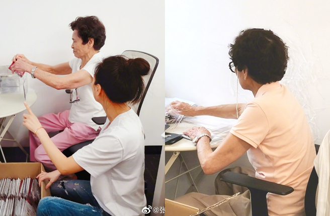 张庭过去分享妈妈到公司包货。（图／翻摄自张庭微博）