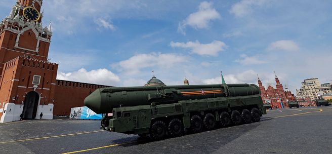 俄国9日举行大阅兵，展示RS-24「亚尔斯」洲际弹道飞弹（图）等武器。（图 / 路透社）