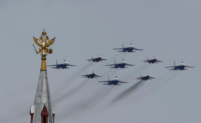 俄军空中衝场以9架战机组成编队通过红场上空。（图 / 路透社）