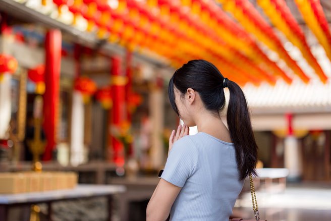 這兩年，「寺廟」成了大陸年輕人的精神家園，到寺廟體驗「朝四晚九」為佛祖打工，過著清心寡欲的生活，也讓他們樂此不疲。 （示意圖:shutterstock/達志）