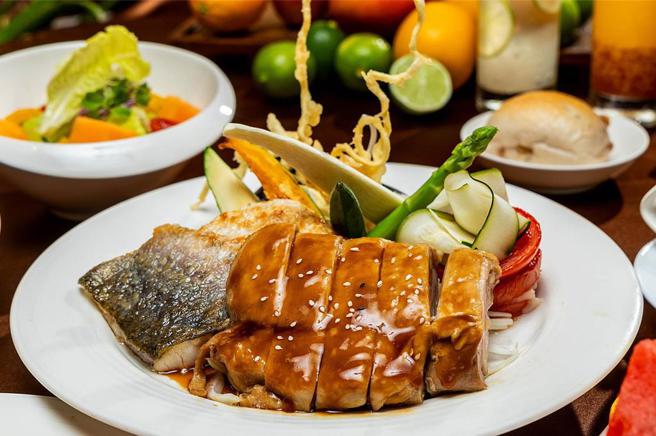 神旺商務酒店推「盛夏食光」，主打不限平假日超大份量千元有找星級饗宴，4人同行再享85折優惠。圖／神旺商務酒店提供