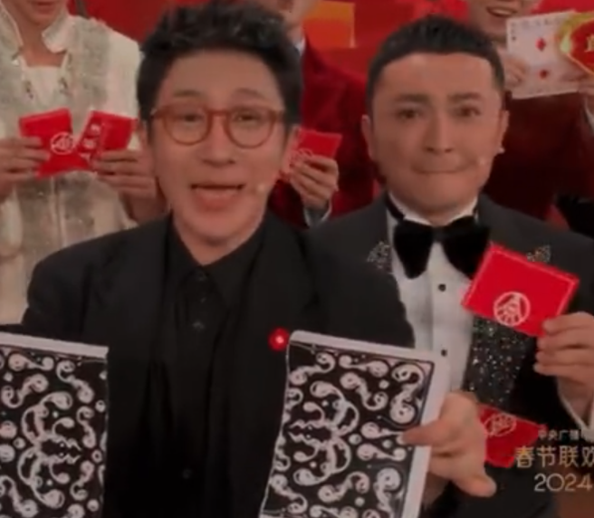 刘谦时隔5年再登春晚，当晚却因主持人尼格买提未按照刘谦指示插牌，导致魔术出包。（图／撷取自微博）