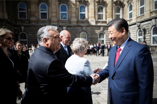 2024年5月9日，匈牙利總理奧班在布達佩斯的布達城堡歡迎中國大陸領導人習近平。（路透社）