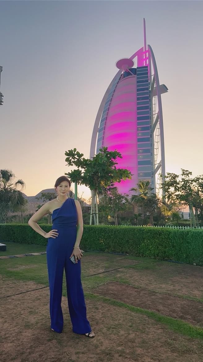 連靜雯出席在杜拜帆船飯店旁舉辦的晚宴。（楠軒工作室提供）