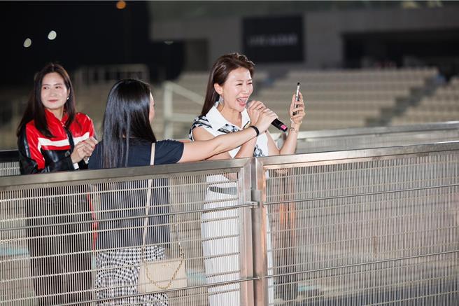 連靜雯在阿布達比亞斯賽道上上台接受表揚。（楠軒工作室提供）