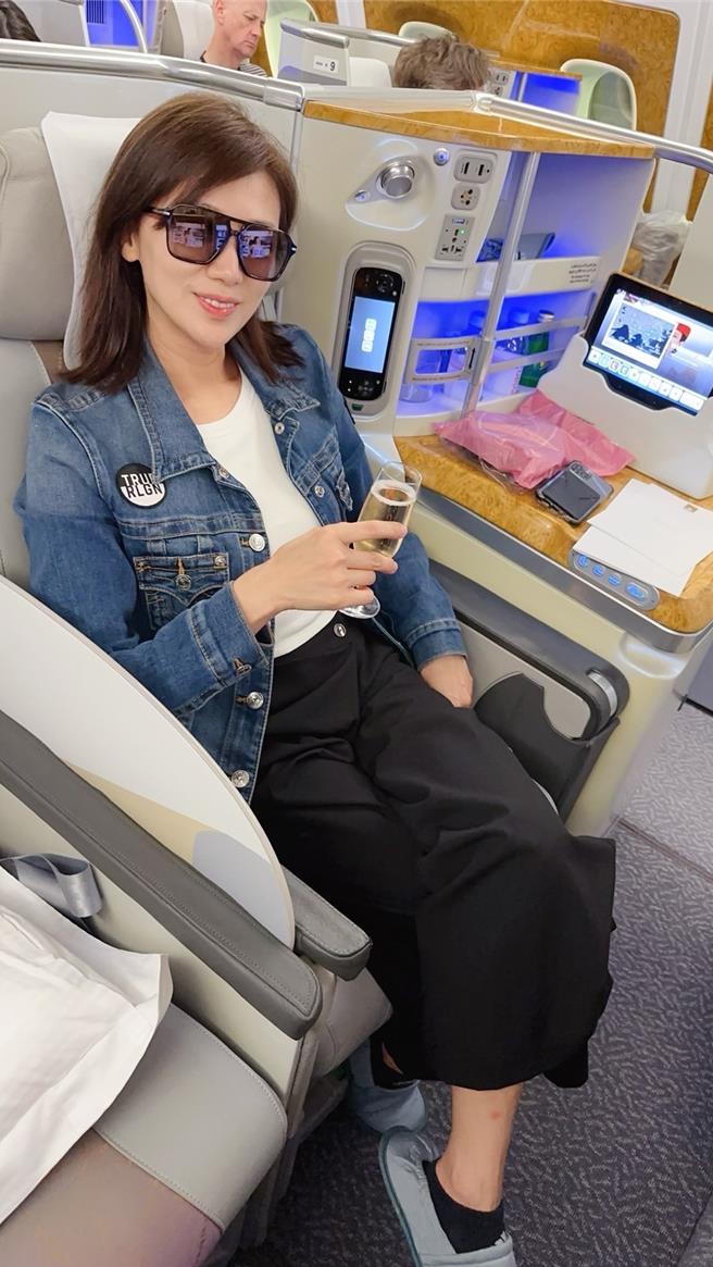 連靜雯自費升等阿聯酋航空商務艙，體驗尊榮禮遇。（楠軒工作室提供）