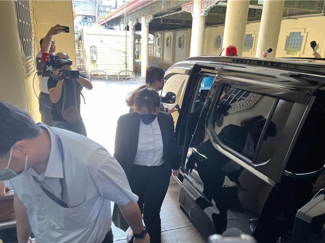 新北地檢署檢察官相驗三重命案3名死者。（王揚傑攝）