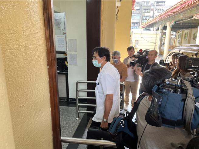 新北地檢署檢察官率法醫相驗三重命案3名死者。（王揚傑攝）