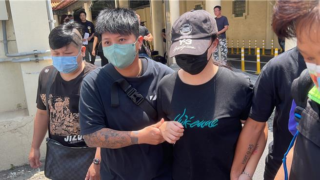 死者劉婦的大女兒由旁人攙扶護送離開。（王揚傑攝）