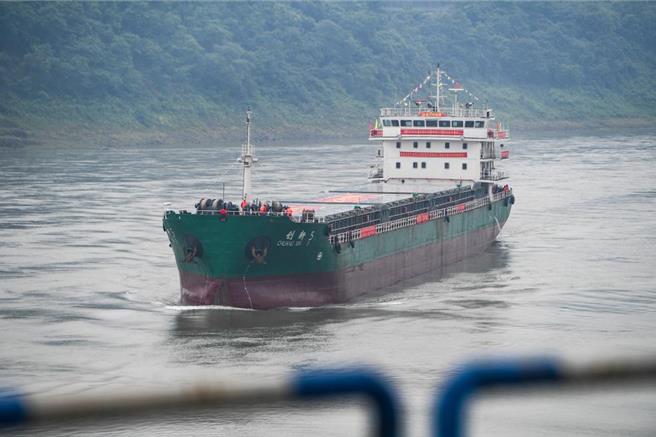從浙江舟山港而來的萬噸級江海直達船「創新5」輪在11日15時45分完成江海直達航線首航。（新華社）