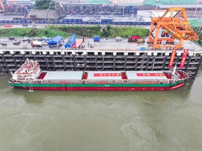 從浙江舟山港出發的萬噸級「創新5」輪11日抵達終點站的重慶江津珞璜港。（新華社）