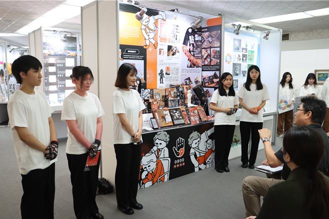 教育部辦理「全國高級中等學校專業群科113年專題實作及創意競賽」，復興商工連續15年獨得專題組設計群冠軍，團隊以穴道按摩作為主題，以自我療傷為主軸，希望將該主題發展為自體療傷。（新北市教育局提供）