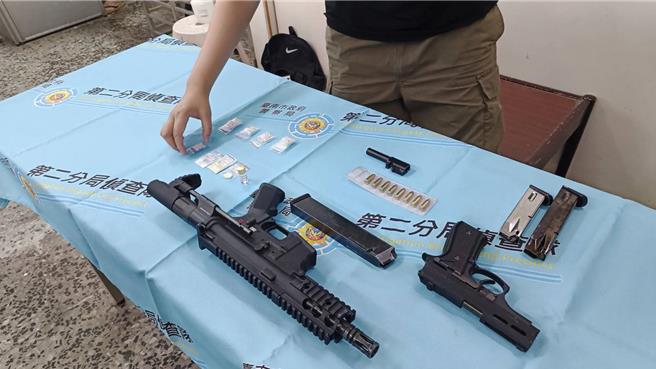 台南市警方11日晚間在中西區一家汽車旅館內逮獲一對毒鴛鴦，起獲長短槍各一把，8發子彈還有部分毒品。（讀者提供／程炳璋台南傳真）