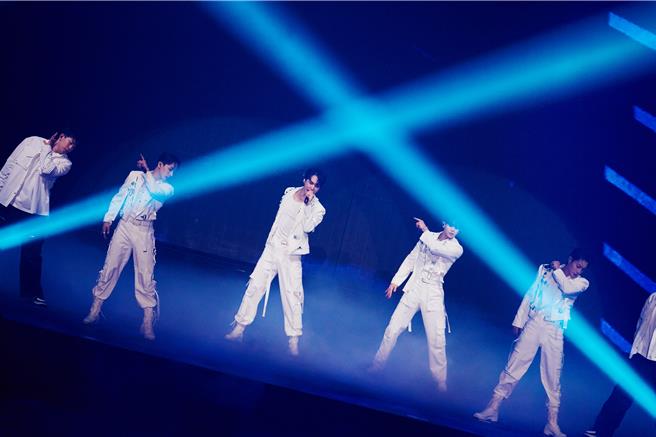 Highlight展现「全开麦」超强唱跳实力。（Around US娱乐提供）