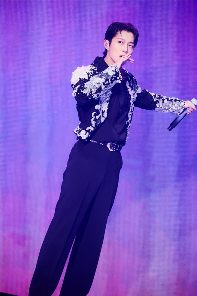 尹斗俊开心用「So Beast！」的口号打招呼。（Around US娱乐提供）