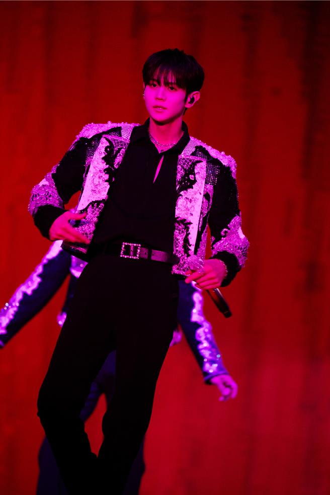 梁耀燮开放台下点歌，随便清唱一句也像是CD原音。（Around US娱乐提供）