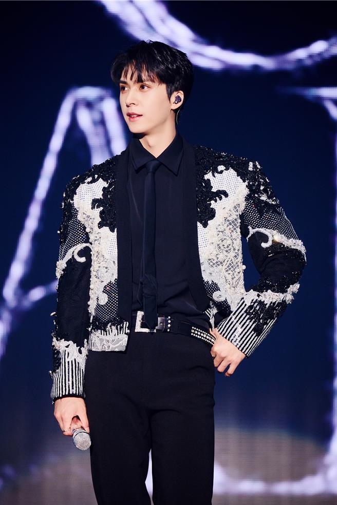 孙东云感谢粉丝再次照亮他们。（Around US娱乐提供）