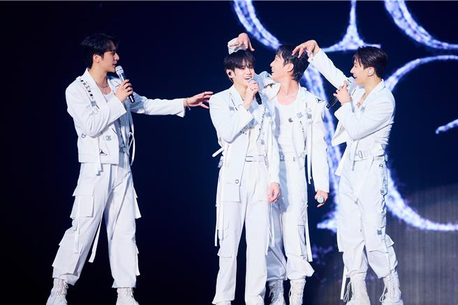 Highlight成员感情相当好，不时会在台上互相捉弄。（Around US娱乐提供）