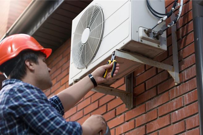 高雄冈山区某生技公司会客室分离式冷气安装不慎，电线未确实插入、绝缘，使用1年半后疑似脏污导致滴水、电线短路失火，火势延烧至相邻的制药、仓储厂，2受害公司向生技公司、许男、冷气制造商等提告求偿418万元，一审判生技公司、许男须连带如数赔偿。案经上诉，高雄高分院认定许男安装电线不确实，生技公司疏于保养冷气导致滴水，两者相加导致走火，仍判生技公司、许男须连带赔偿418万元，可上诉。（示意图／Shutterstock）