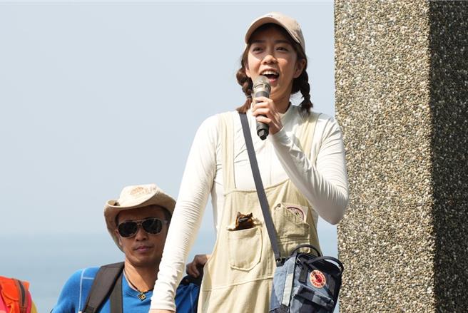 大霈帶領自家選物店員工淨灘。（旺淂窩門娛樂提供）