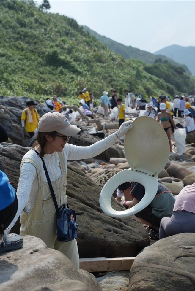 大霈在路邊撿到馬桶蓋。（旺淂窩門娛樂提供）