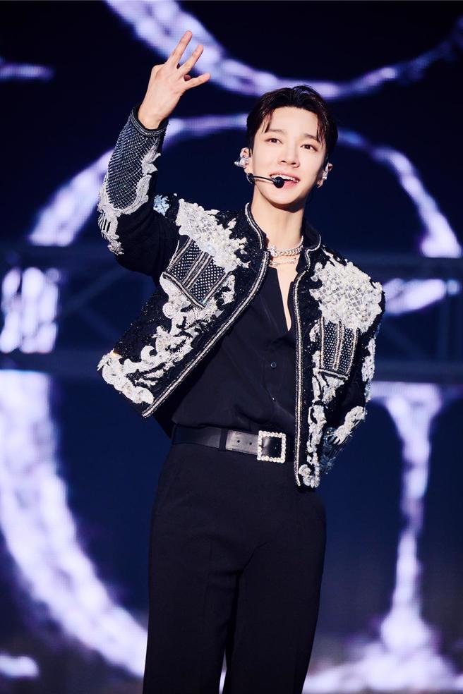 李起光透露为了此次演唱会换了团体麦克风。（Around US娱乐提供）