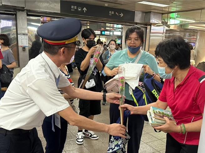台铁台北站准备花束，在母亲节当天送给车站内及列车上的旅客。（台铁提供／陈佑诚台北传真）