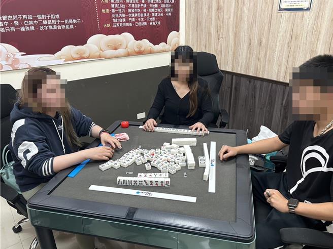 斗六警分局本月初前往某棋牌社查緝，當場查獲8名涉嫌人員，並起出賭金3萬餘元等證物。（斗六警分局提供／張朝欣雲林傳真）