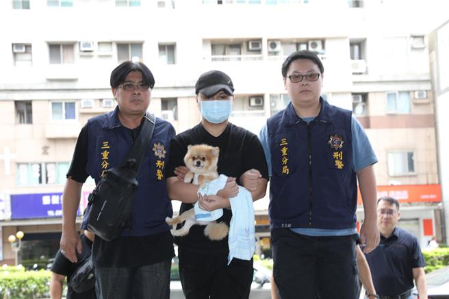 張姓男子（中）在台中落網，三重警方將他帶回分局偵訊，釐清犯案動機。（張鎧乙攝）
