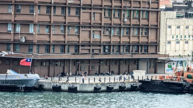 基隆港西1B码头不属管制区，关税大楼侧还设有长椅，不少民眾会在假日期间在此休閒。（张志康摄）